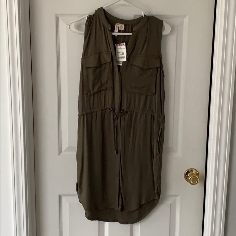 Ladies long sleeveless blouse